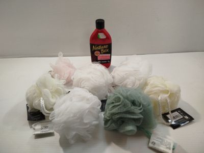 de nombreux produits de bain posés sur une table blanche
