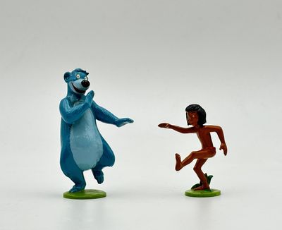 deux figurines d'un homme et d'une femme jouant l'un avec l'autre