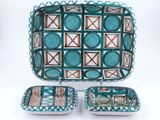deux pièces de poterie bleue et blanche représentant un panier et un plateau