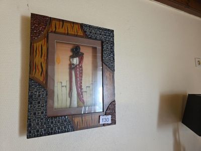 une photo d'une femme en robe accrochée au mur