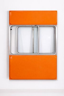 une fenêtre murale de couleur orange à deux vitres