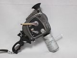 une photo en noir et blanc représentant un pistolet et un briquet