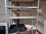une étagère sur laquelle se trouve un bol, dans une pièce