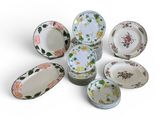 un ensemble d'assiettes ornées de motifs floraux sur fond blanc