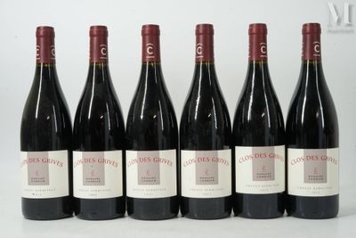 six bouteilles de vin rouge sont alignées