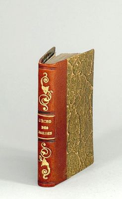 un livre qui a la forme d'un livre, d'où sort un marque-page