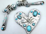 une broche en forme de cœur avec une cuillère et un repose-cuillère