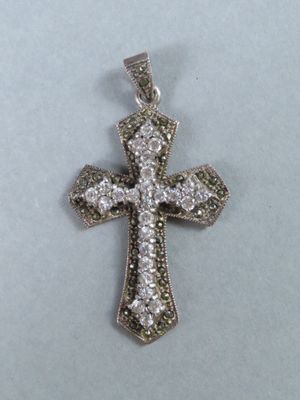 pendentif en forme de croix en diamant sur fond blanc