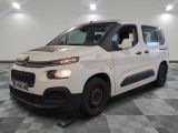 la camionnette blanche est garée sur le sol en damier d'une pièce
