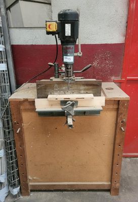 une machine posée sur une table