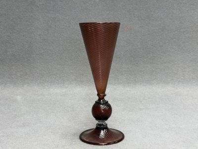 VENINI, Murano - Vase cornet en verre. Signé