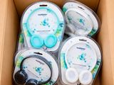 une boîte en carton contenant un casque et des écouteurs