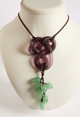 Collier composé de perles de verre violettes et vertes, porté par un mannequin blanc