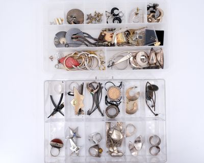 une boîte transparente remplie d'un assortiment de bijoux en argent et en or