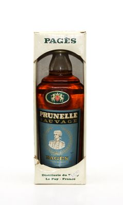 une image représentant une bouteille d'alcool dans une boîte, posée sur une surface blanche