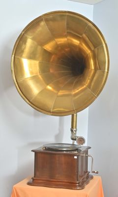 un vieux gramophone posé sur une table dans une pièce