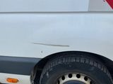 une camionnette blanche avec une bande rouge sur le côté
