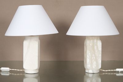 deux lampes posées sur une table