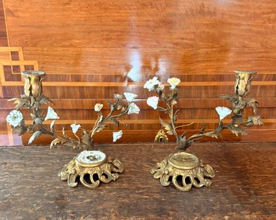 deux bougies posées sur une table en bois