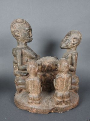 deux figurines représentant un homme et une femme assis à une table