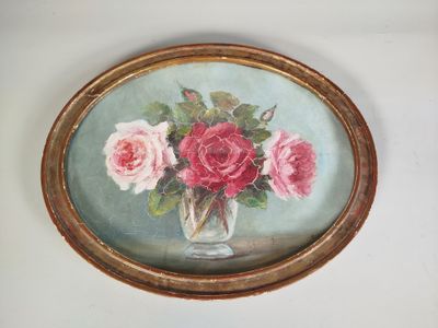 un tableau représentant des roses dans un vase, accroché au mur