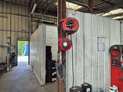 une photo d'un garage avec une borne d'incendie rouge