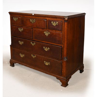 une image d'une commode en bois avec des poignées en laiton