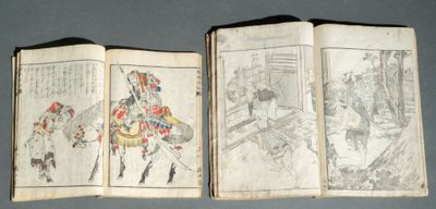 trois livres ouverts, sur lesquels figurent des dessins représentant des personnes, posés sur une surface bleue