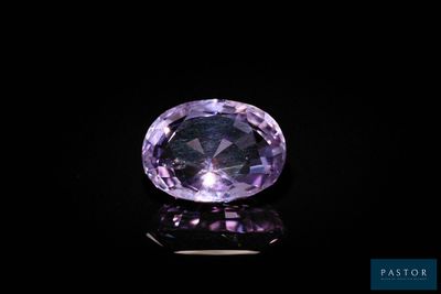 un diamant violet sur un fond noir