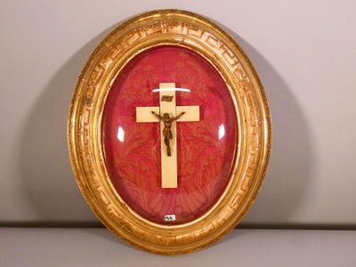 un cadre doré orné d'une croix sur fond rouge