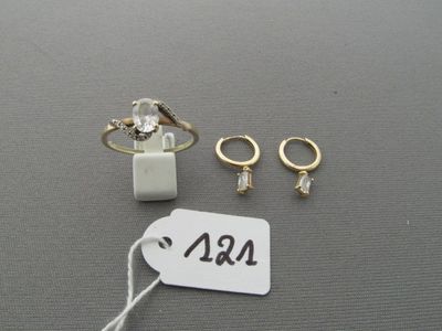 deux bagues et une paire de boucles d'oreilles sont posées sur une table