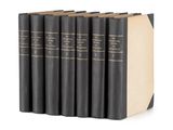 une pile de cinq livres noirs empilés les uns sur les autres