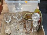 une table sur laquelle sont disposés de nombreux verres