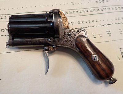 un pistolet posé sur une partition