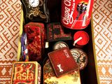 une boîte remplie d'articles divers, parmi lesquels une canette de Coca-Cola