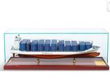 une photo d'une maquette de bateau dans une vitrine