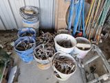 de nombreux seaux de poissons empilés par terre