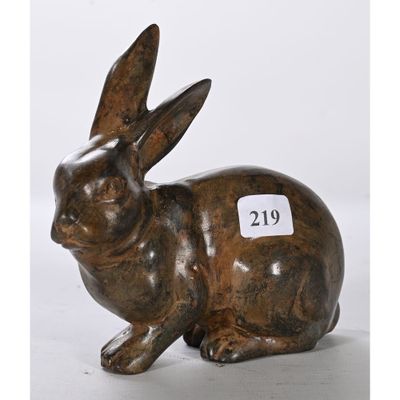 une photo d'une figurine de lapin en bronze sur laquelle est apposée une étiquette de prix