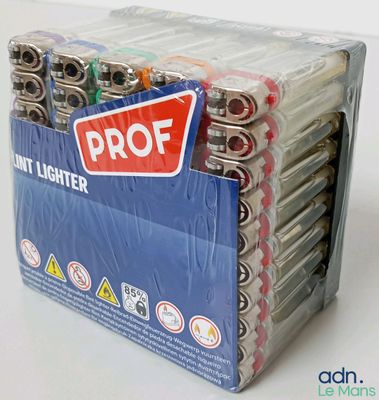 une boîte remplie de briquets posée sur une table