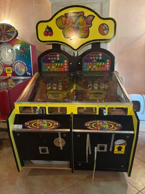 deux flippers exposés dans une pièce