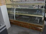 une vitrine en verre au milieu d'une cuisine