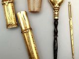 quatre types différents d'objets en or posés sur une table