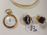 trois types différents de montres et de bracelets posés sur une table