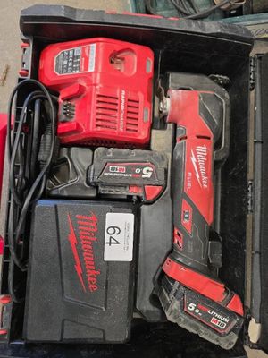 une caisse à outils posée par terre