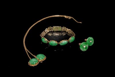 une photo d'un ensemble composé d'un collier, d'un bracelet et de boucles d'oreilles ornés de perles de verre vertes