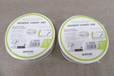 deux pots de colle « Varico » posés sur une table