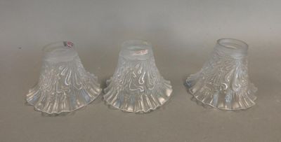 Trois Abat-jour dit tulipe en cristal moulé et translucide