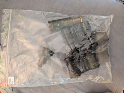 un sac en plastique contenant quelques objets, posé sur une table
