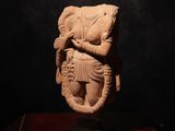 une statue antique représentant un homme portant une femme sur son dos