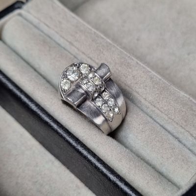 une bague posée sur une boîte